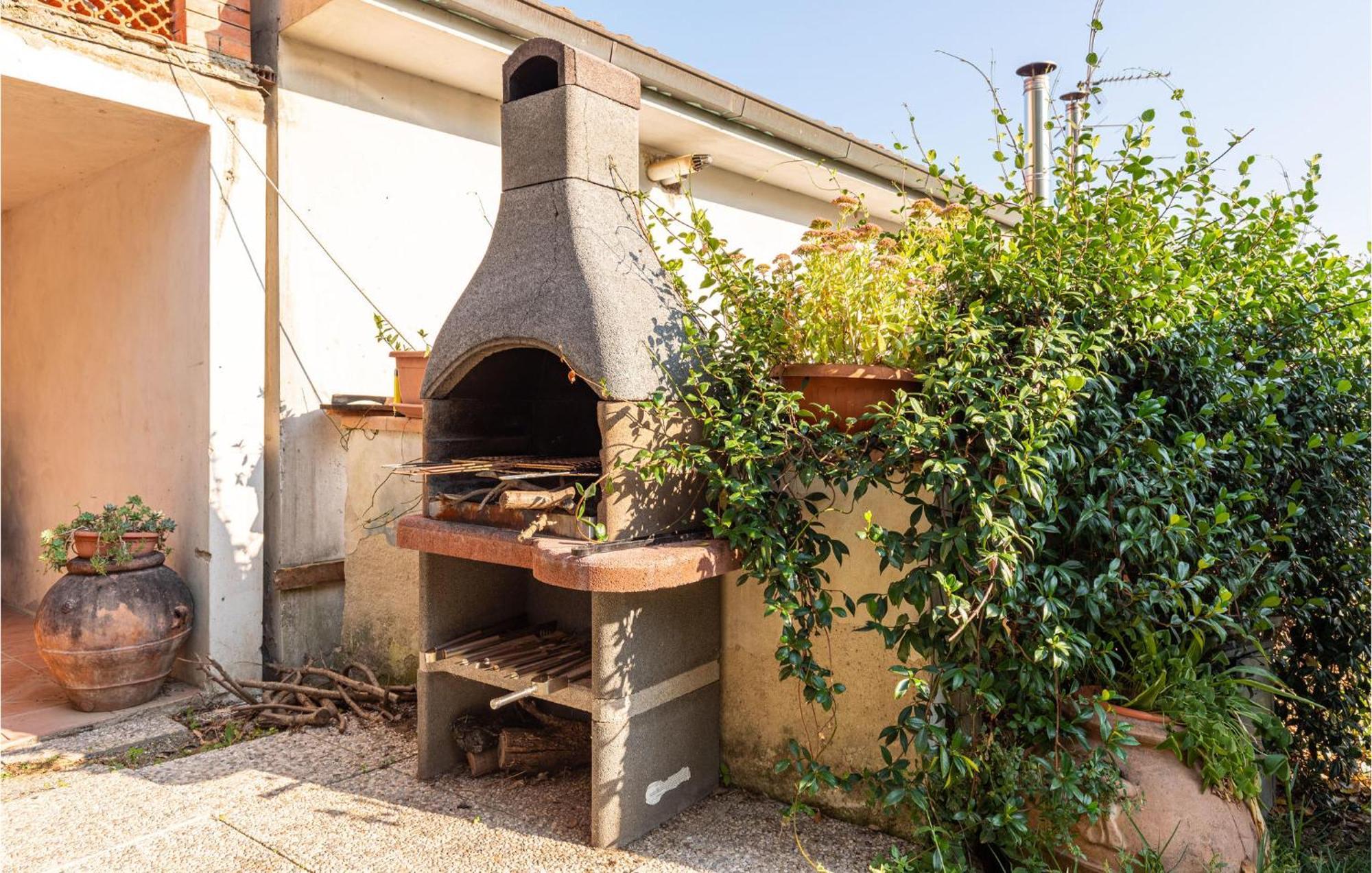 Awesome Home In Marliana With Kitchenette エクステリア 写真
